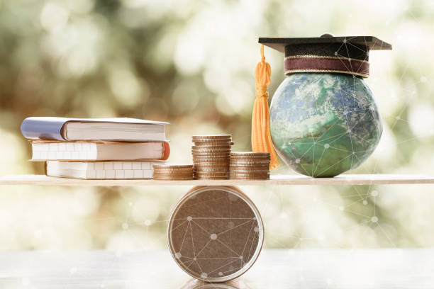 Online Education learning abroad international Ideas. Graduation cap on globe model map with stack coins, books on wood round box balance, network line background. Concept of study anywhere anytime educación en línea aprendiendo ideas internacionales en el extranjero. cap de graduación mapa de modelo de mundo con monedas de la pila, libros en madera redonda balance de la caja, fondo de línea de red. concepto de estudio en cualquier lugar en cualq