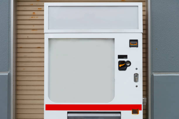пустые белые полки стандартного офисного торгового автомата - vending machine machine candy selling стоковые фото и изображения