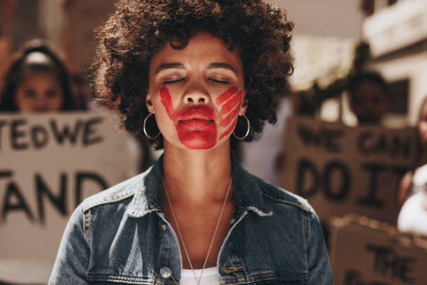 femme qui protestaient contre la violence familiale - violence photos et images de collection