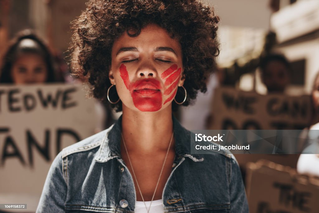 가정 폭력에 항의 하는 여자 - 로열티 프리 폭력 스톡 사진