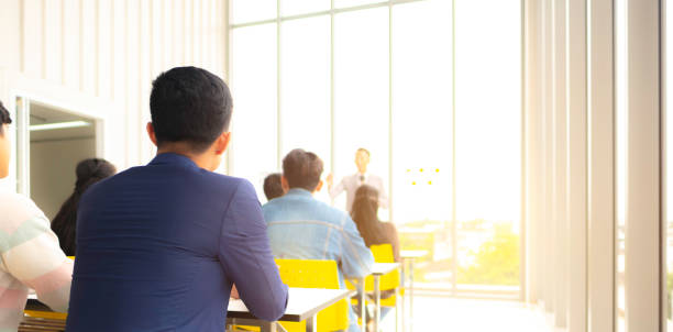 seminarium biznesowe w centrum konferencyjnym, uczenie się młodych ludzi biznesu, wykład abstrakcyjny w sali seminaryjnej, koncepcja edukacji lub szkolenia, seminarium biznesowe w sali konferencyjnej - lecture hall university student seminar zdjęcia i obrazy z banku zdjęć