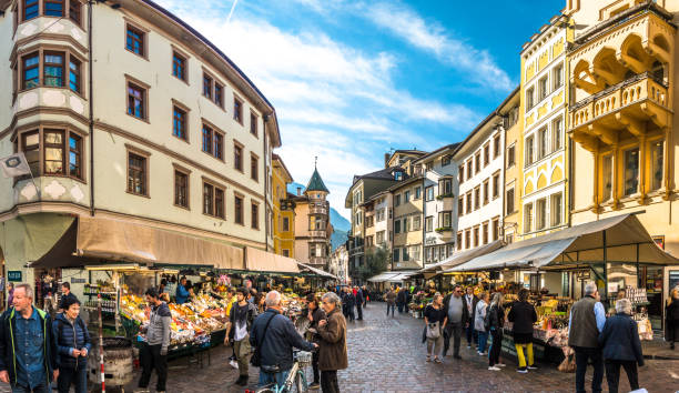 ボルツァーノ - イタリアを市場します。 - kiosk editorial traditional culture famous place ストックフォトと画像