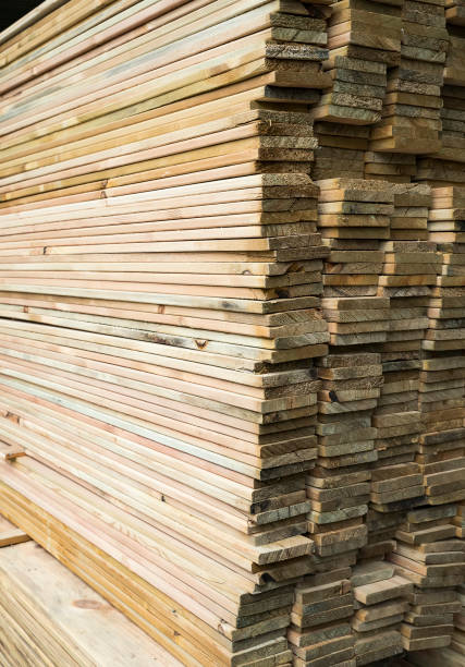 큰 창 고에 재목의 더미 - the end wood timber construction 뉴스 사진 이미지