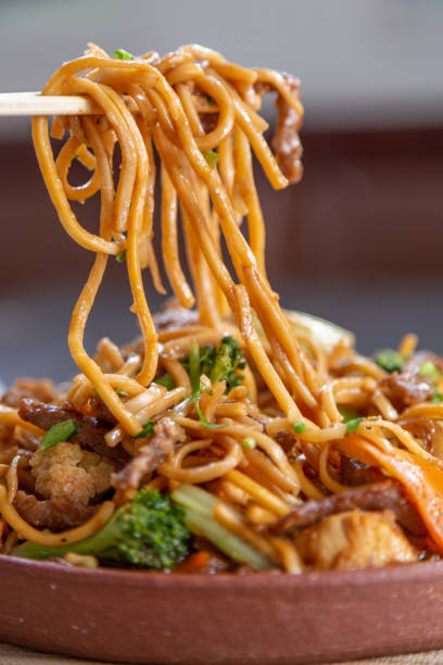 Yakisoba Caseiro: Sabor Oriental Rápido e Fácil - receita deliciosa profissional - passo 3