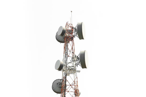 wieża telekomunikacyjna, widok niski kąt. - high peaks audio zdjęcia i obrazy z banku zdjęć
