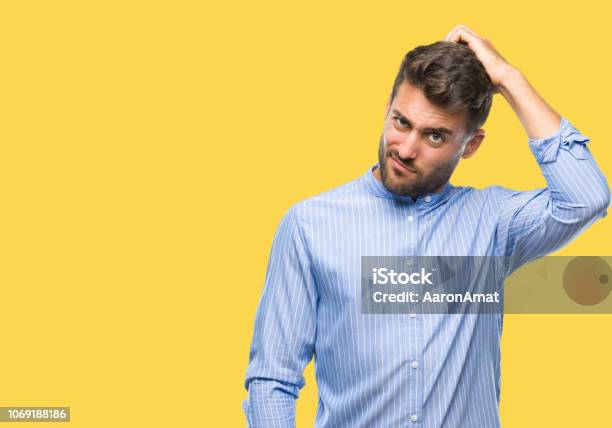 Schöner Junger Mann Über Isolierte Hintergrund Verwirren Und Wundern Sich Über Frage Unsicher Mit Zweifel Mit Der Hand Auf Kopf Denken Nachdenklichkonzept Stockfoto und mehr Bilder von Männer