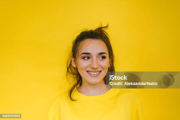 Gelb Ist Meine Lieblingsfarbe Stockfoto und mehr Bilder von Gelber Hintergrund - Gelber Hintergrund, Make-Up, Attraktive Frau