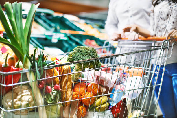 achats de produits d’épicerie. - rempli photos et images de collection