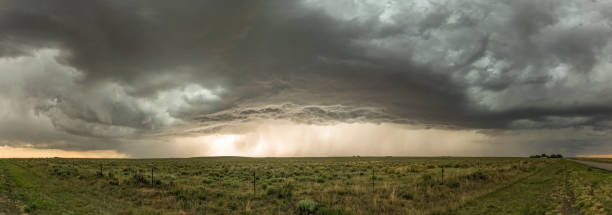 panorama de una tormenta severa sobre las grandes llanuras - rain tornado overcast storm fotografías e imágenes de stock