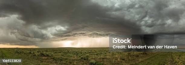 大平原上一場嚴重的雷雨的全景 照片檔及更多 暴風雨 照片 - 暴風雨, 雷暴, 烏雲