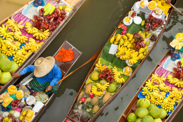 flutuante de mercado banguecoque tailândia - bangkok thailand asia thai culture - fotografias e filmes do acervo