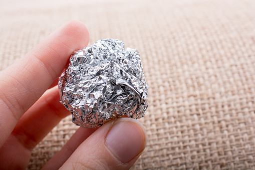 Papel de aluminio en forma de una esfera sobre fondo con textura photo