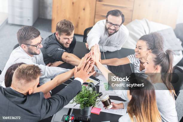 幸せなビジネスの方々 はオフィスに与える高 5 をチームします - お祝いのストックフォトや画像を多数ご用意 - お祝い, オフィス, コミュニケーション