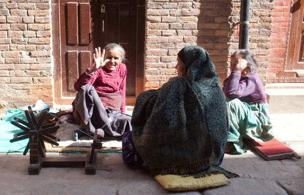 femmes népalaises en vêtements nationales à bhaktapur, népal - nepal bazaar kathmandu textile photos et images de collection