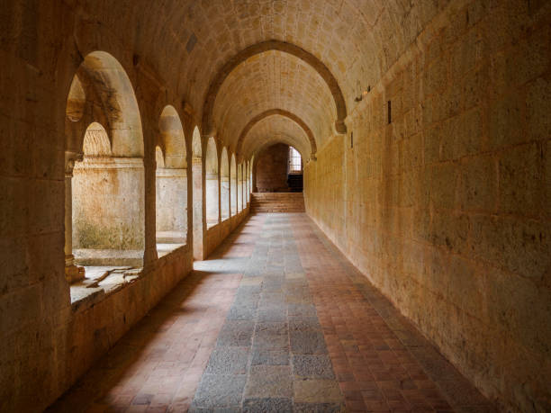 fotos de interiores da thoronet abadia. - benedictine - fotografias e filmes do acervo