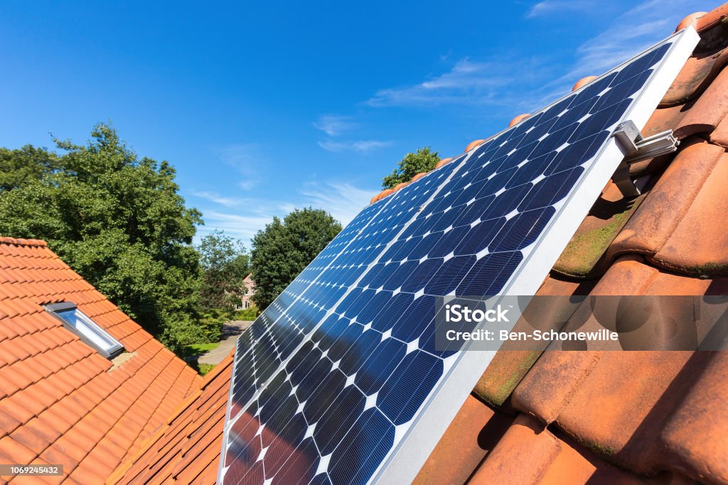 Fila de paneles solares en azotea en casa - Foto de stock de Panel Solar libre de derechos
