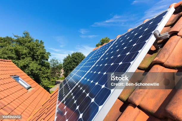 Fila De Paneles Solares En Azotea En Casa Foto de stock y más banco de imágenes de Panel Solar - Panel Solar, Vida doméstica, Edificio residencial