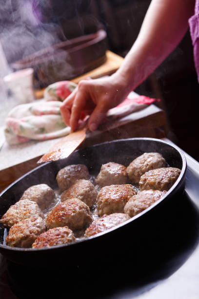 Fried meat patties are cooked in a pan in the kitchen - fotografia de stock