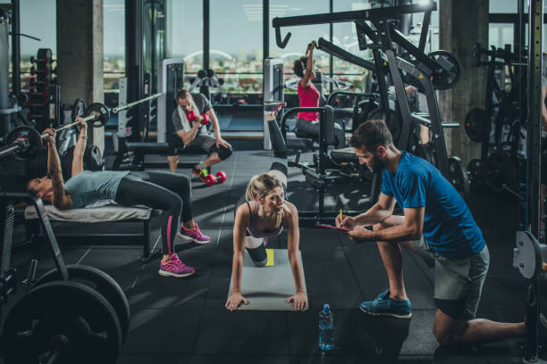 grupo de atletismo ejercicio en un club de salud. - equipo de formación fotografías e imágenes de stock