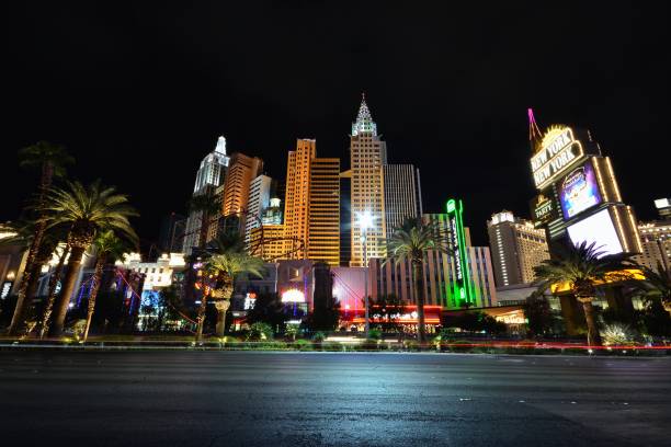 new york new york hotel and casino en las vegas - las vegas metropolitan area skyline cityscape the las vegas strip fotografías e imágenes de stock