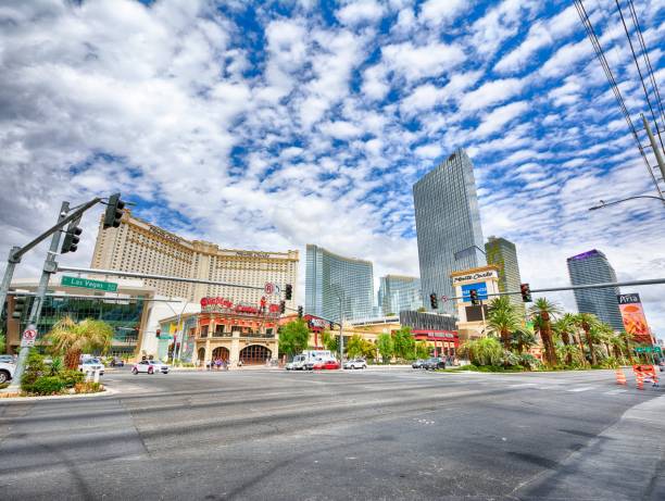 monte carlo hotel e casino em las vegas - las vegas metropolitan area skyline cityscape the las vegas strip - fotografias e filmes do acervo