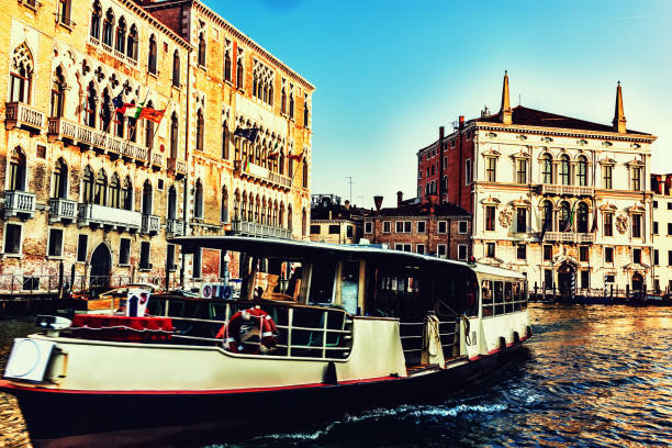 venezianische universität und einem mittelalterlichen palast palazzo giustinian in den kanal mit vaporetto - travel outdoors tourist venice italy stock-fotos und bilder