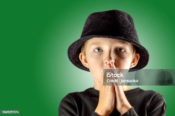 Junge Nachdenklich Aussehende Junge Tief In Gedanken Stockfoto und mehr Bilder von Jungen