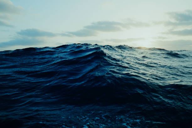 vue sur une grande vague loin dans l’océan d’un voilier - air air vehicle beauty in nature blue photos et images de collection