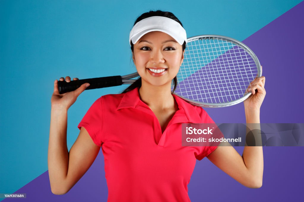 geloof liefdadigheid Regeren Asian Female Tennis Player Holding Racket Stock Photo - Download Image Now  - One Woman Only, Tennis, Women - iStock