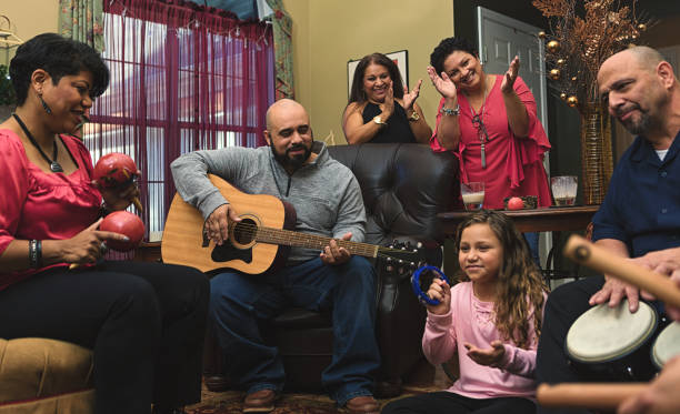 familiares y amigos a celebrar con música - puertorriqueño fotografías e imágenes de stock