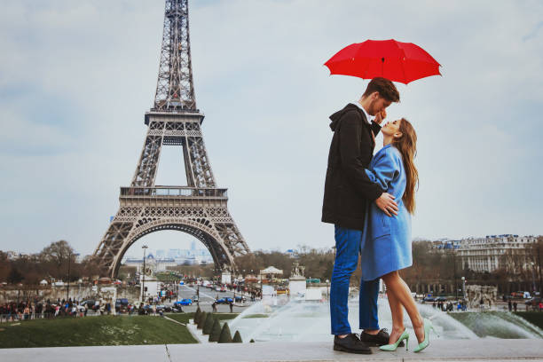 romantic couple in paris near eiffel tower in autumn - paris france eiffel tower love kissing imagens e fotografias de stock