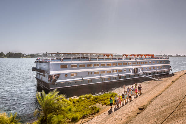 Passengers disembark from a ship on the river Nile and go for sightseeing in Esna Passengers disembark from a ship on the river Nile and go for sightseeing in Esna, Egypt, October 27, 2018 Long Nile Cruise stock pictures, royalty-free photos & images