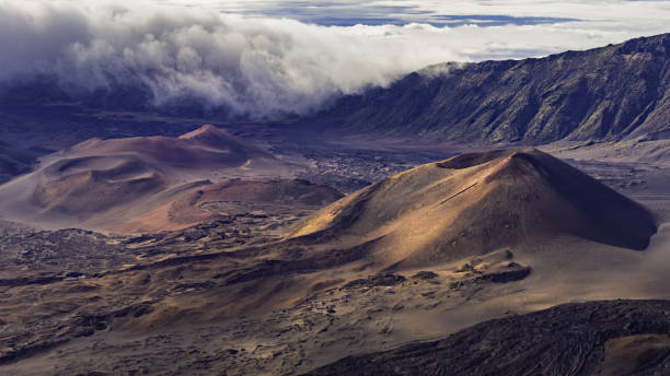coni cenere nel cratere haleakala nel parco nazionale di haleakala maui hawaii usa - sliding sands foto e immagini stock
