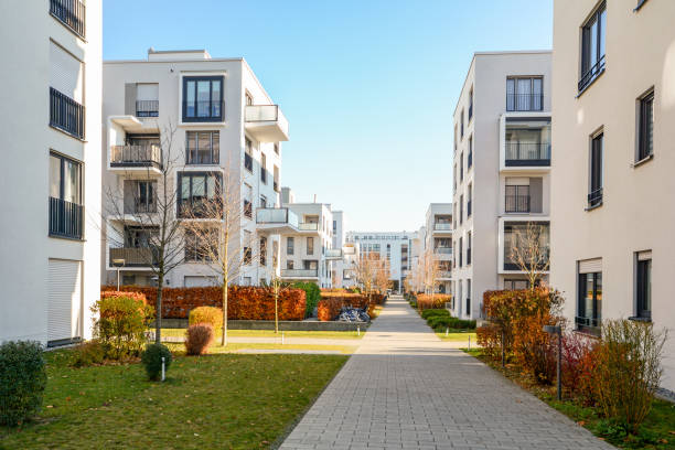 stadtbild mit wohngebäuden im spätherbst - wohnung stock-fotos und bilder