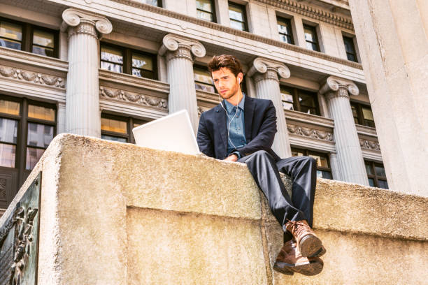 empresário europeu trabalhando na rua em nova york. vestindo terno azul, sapatos de couro marrom bota, weari - young men looking up thinking looking - fotografias e filmes do acervo