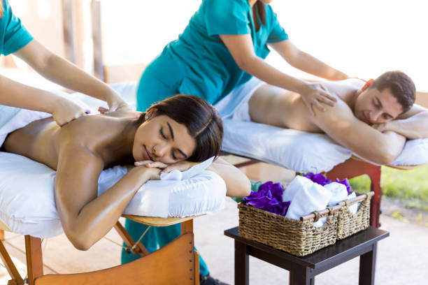 gli amanti si sentono tranquilli durante la terapia del benessere - massaging spa treatment health spa men foto e immagini stock