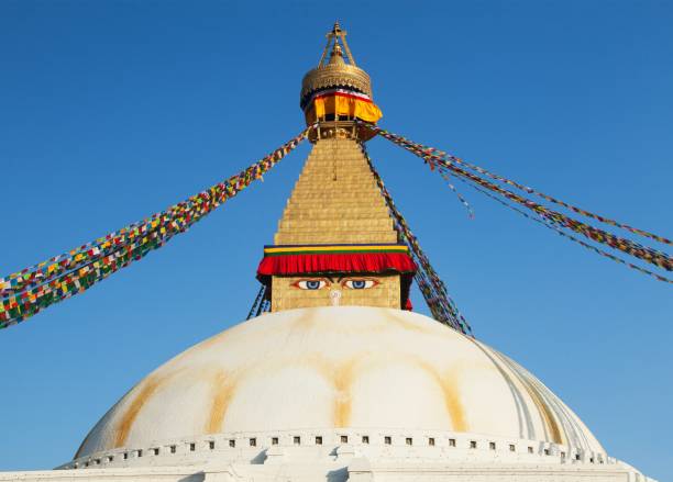 boudhanath stupa, ville de katmandou, bouddhisme au népal - bodnath stupa kathmandu stupa flag photos et images de collection