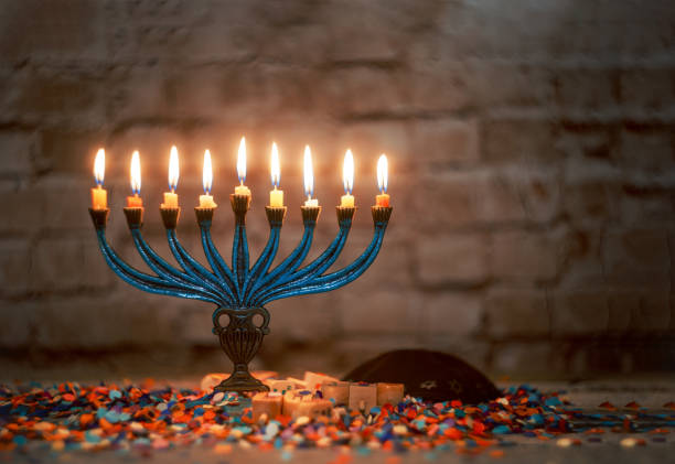 o iluminado de hanukkah velas na menorá - gold bright brightly lit light - fotografias e filmes do acervo