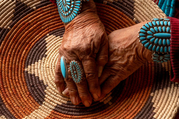 전통적인 turquiose 보석을 입고 수석 원주민 나바호어 여자 - navajo reservation 뉴스 사진 이미지