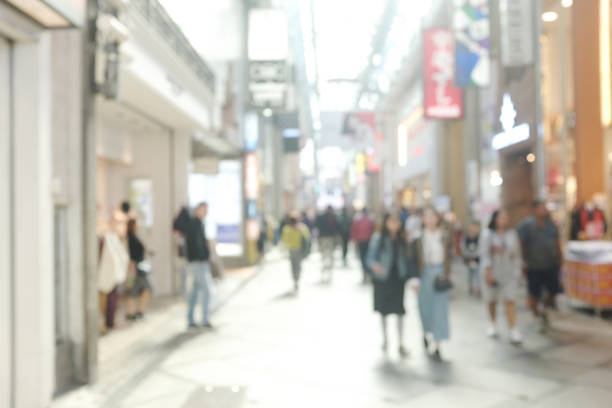 商店街の人々 のイメージがぼやけ大阪商店街、日本の貿易、投資、アジア経済のぼかし - ショッピングエリア ストックフォトと画像