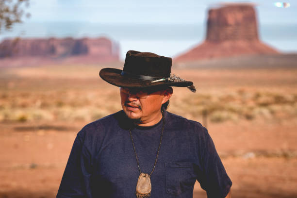 giovane adulto nativo americano navajo uomo fuori nella monument valley arizona - cherokee foto e immagini stock