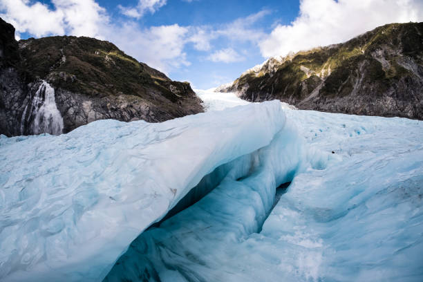 voyage nature paysage de glace arches à fox glacier, nouvelle-zélande - westland photos et images de collection