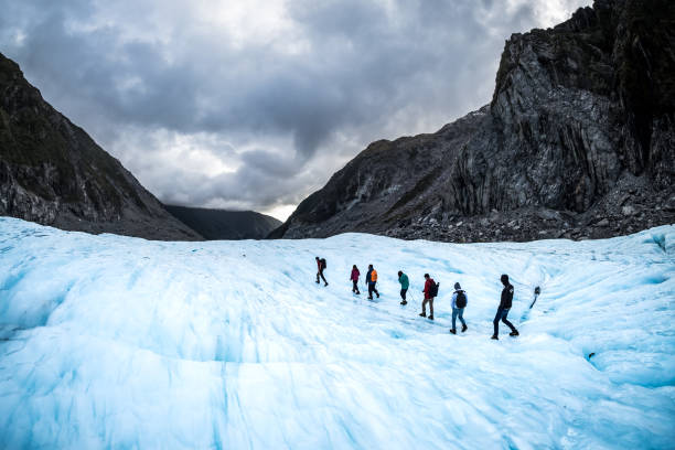 reisen sie abenteuer natur landschaftsbild der wanderer erkunden fox glacier, neuseeland - westland stock-fotos und bilder