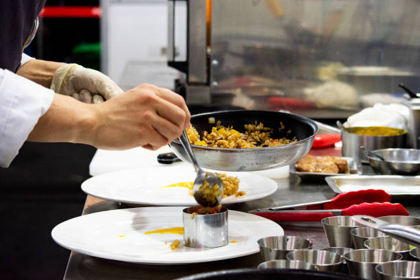 พ่อครัวเตรียมอาหาร, อาหาร, ในห้องครัว, พ่อครัวปรุงอาหาร, พ่อครัวตกแต่งจาน, ใกล้ชิด, พ่อครัวเต