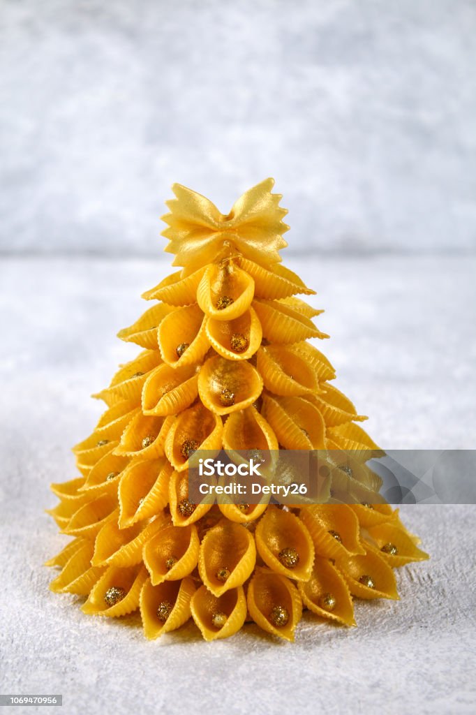 Foto de Como Fazer Uma Árvore De Natal De Conchiglie Macarrão Cru O Processo De Fabricação De Árvores De Natal De Massas Pratos De Papelão Cola Quente E Tinta Ou Spray Guia Foto de Como Fazer Uma Árvore De Natal De Conchiglie Macarrão Cru O Processo De Fabricação De Árvores De Natal De Massas Pratos De Papelão Cola Quente E Tinta Ou Spray Guia