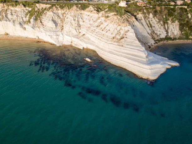 scogliere bianche in fondo al mare - white cliffs foto e immagini stock