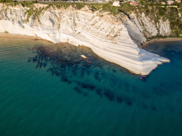 海沿いの白い崖 - white cliffs ストックフォトと画像