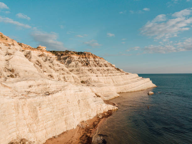 scogliere bianche sopra il mar mediterraneo - white cliffs foto e immagini stock