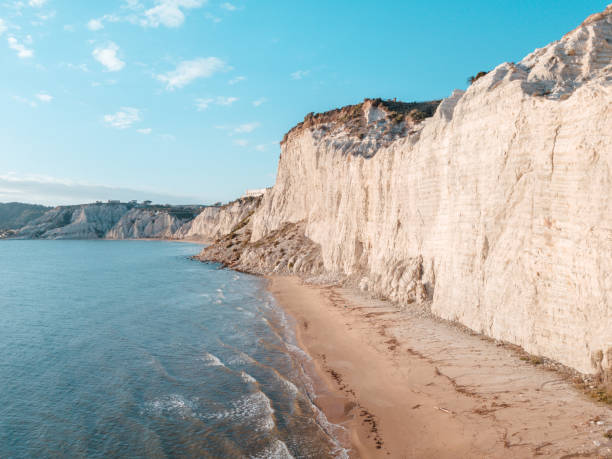 scogliere bianche sopra il mar mediterraneo - white cliffs foto e immagini stock