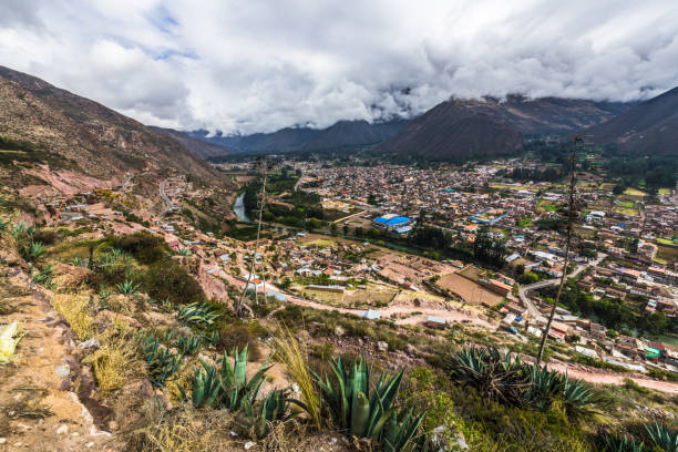 villaggio peruviano nella valle delle ande - block the americas mountain peak plateau foto e immagini stock